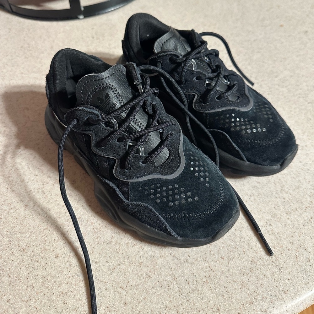 LIKE NEW 12c Black Adidas Ozweego (little kids)